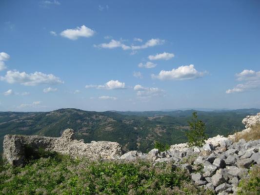 Pohľad zo zrúcaniny opevnenia na vrchu Novobrdo (Novobërdë) - stredné Kosovo.