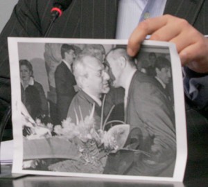 "Dôkazový materiál" predložený predsedom BSP Sergejom Staniševom počas tlačovej konferencie strany.