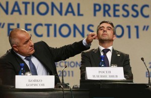 Premiér Boyko Borisov (vlavo) a prezidentský kandidát strany GERB Bulharska Rosen Plevneliev počas tlačovej konferencie GERB-U po prvom kole prezidentských volieb. 